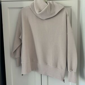 Varley Milton sweat top in mushroom size med.